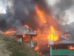 शिमला के रोहड़ू में भीषण आग, VIDEO:40 कमरें जलकर राख; 7 परिवार बेघर हुए, शॉर्ट सर्किट से फैली