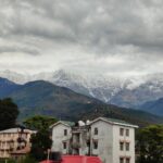 धर्मशाला में बर्फबारी से बदला मौसम:पर्यटकों की संख्या में वृद्धि, इस महीने तीन आईपीएल मैच; होटल की बुकिंग तेजी से बढ़ रही