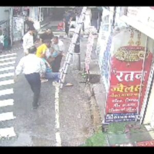 मंडी में करंट लगने से पोल से गिरा व्यक्ति:टीवी केबल लगाते समय हादसा, इलाज के दौरान तोड़ा दम