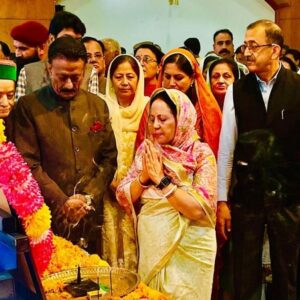 वीरभद्र सिंह को पुण्यतिथि पर श्रद्धांजलि देकर किया याद:बेटे विक्रमादित्य नहीं पहुंच पाए, प्रतिभा बोली-पार्टी वर्कर के लिए हमेशा खुले रहेंगे होली-लाज के दरवाजे