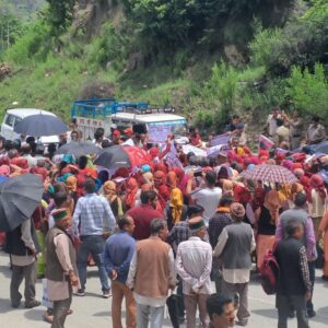 हिमाचल में दूध उत्पादकों का विरोध प्रदर्शन:समय पर भुगतान न मिलने से नाराज, मिल्क प्लांट का किया घेराव