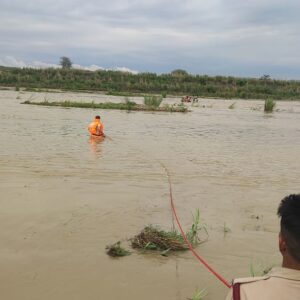 ऊना में सोमभद्रा नदी में फंसे 5 युवक:दो घंटे के रेस्क्यू ऑपरेशन के बाद पुलिस-फायर ब्रिगेड ने बचाया, मछली पकड़ने गए थे