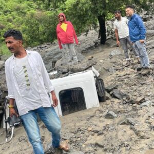 कुल्लू में बारिश के आए मलबे के कारण रास्ते बंद:ट्राला मलबे में दबा, स्कूलों में छुट्टी; रामपुर-शिमला से संपर्क टूटा