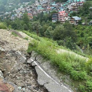 बंजार में लैंडस्लाइड से 12 मकानों पर खतरा:विधायक सुरेंद्र शौरी ने किया प्रभावित क्षेत्र का दौरा, पीड़ित परिवारों से की मुलाकात