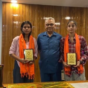 हमीरपुर की अंजली ने बीसीए परीक्षा में किया टॉप:कुसुम लता प्रदेश में सातवें स्थान पर, दोनों छात्राओं को किया सम्मानित