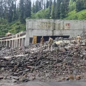 मनाली के सोलंगनाला में बाढ़, अटल टनल सड़क बंद:वाहनों की आवाजाही रोकी, रोहतांग दर्रा होकर भेजे जा रहे वाहन