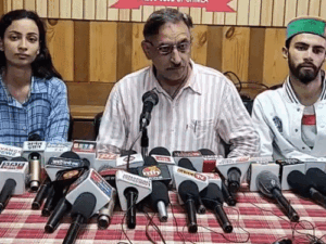 हिमाचल में हॉर्टिकल्चर कॉलेज के स्टूडेंट-पेरेंट्स सामने आए:बोले- थुनाग में 3 साल से आ रही बाढ़, उनकी मांग पर महाविद्यालय शि​​​​​​​फ्ट, मंत्री-विधायक में टकराव