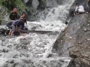 हिमाचल में उफनते नाले को पार करने का VIDEO:100 श्रद्धालु फंसे, स्थानीय लोगों ने रेस्क्यू किया, MLA बोले- पुल के टेंडर हो चुके