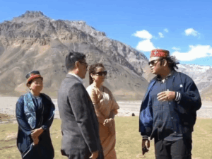 केंद्रीय मंत्री ने 15 हजार फीट ऊंचाई पर गाना गुनगुनाया:X पर लिखा-हिमाचल में यहां सिंगिंग मुश्किल, मोहित चौहान और कंगना साथ मौजूद रहे