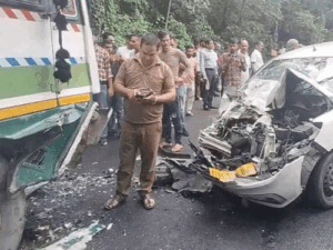 कांगड़ा में तेज रफ्तार कार ने बस को टक्कर मारी:6 लोग घायल, HRTC ड्राइवर ने ब्रेक लगाकर बचाई 47 लोगों की जान