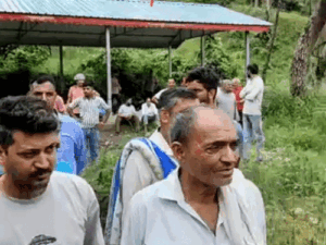 हमीरपुर में महिला का शव जलाने पर विवाद:बारिश से श्मशान घाट में भरा पानी, दूसरे में ले जाने पर अंतिम संस्कार से रोका