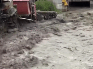 मनाली में तेजी से बढ़ रहा ब्यास का जलस्तर:कई घरों-दुकानों को खतरा; SDM ने जारी की एडवाइजरी; बोले-नदी किनारे न जाएं
