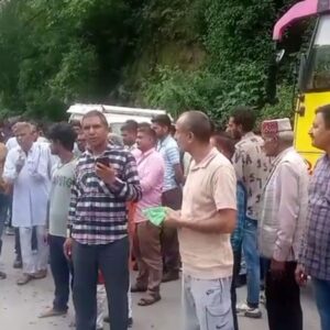 मंडी से आए यात्रियों का पंडोह में हंगामा:चंडीगढ़-मनाली फोरलेन खुलने का झांसा दे बसों में बैठाया; सवारियों को रास्ते में उतारा