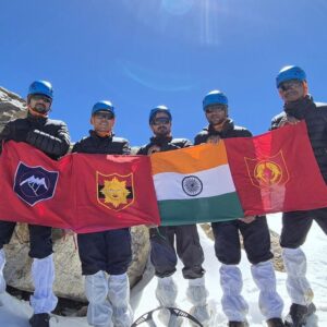 हिमाचल के माउंट रियो परगियल पर फहराया तिरंगा:सेना और 17 नागरिकों की टीम ने किया सफल आरोहण, पूह से शुरू हुआ था अभियान