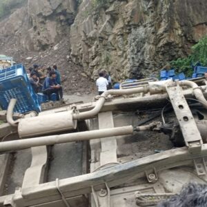 शिमला में पिकअप पलटी, 5 की मौत:2 व्यक्ति घायल, मरने वालों में 4 नेपाल के; 60 मीटर नीचे दूसरी सड़क पर पहुंची गाड़ी
