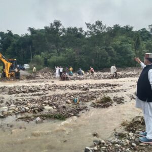 सुजानपुर में बारिश, व्यास नदी और खड्डों का जलस्तर बढ़ा:क्षेत्र में कई गांवों का संपर्क टूटा; घरों और पशुशालाओं में घुसा पानी