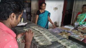 ”पानी में गए पैसे”, डाकघर में घुसा पानी, नकदी-बचत प्रमाणपत्र और दस्तावेज सब भीगकर बर्बाद; VIDEO​on September 3, 2025 at 3:50 pm