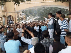 हिमाचल CM का ऐलान- कर्मचारियों की सैलरी कम नहीं होगी:भविष्य में एडिशनल इनक्रीमेंट बंद; विरोध के बाद फैसला पलटेगी सरकार, सचिवालय में प्रदर्शन