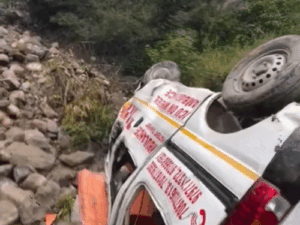 हिमाचल-पंजाब बॉर्डर पर एम्बुलेंस खाई में गिरी, 3 की मौत:कांगड़ा से रेफर मरीज लेकर लुधियाना जा रहे थे; हादसे में 2 घायल