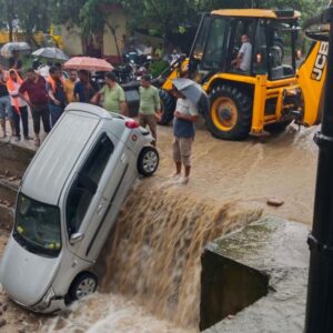 सुजानपुर में नाले के तेज बहाव में बही कार:पुलिया पर जाकर अटकी, लोगों ने दो को बाहर निकाल बचाया
