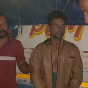 रामपुर में गाड़ियों से बैटरी चोरी करते रंगेहाथ पकड़ा:कारों के शीशे तोड़े, आवाज सुन घरों से निकले लोग, पुलिस को सौंपा