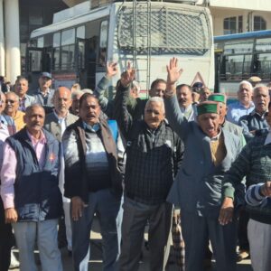 शिमला में HRTC पेंशनर्स सड़कों पर उतरे:पेंशन न मिलने पर प्रदर्शन, CM सुक्खू- बोले आपदा के कारण दिक्कत