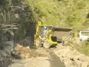 हिमाचल में जेसीबी से सेब नाले में फेंकने का VIDEO:बागवान पर लगाया था एक लाख का जुर्माना; सरकारी उपक्रम पर कोई कार्रवाई नहीं