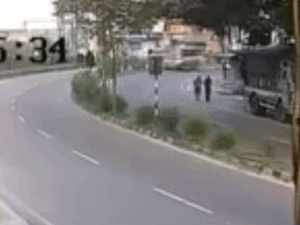 हिमाचल में यात्रियों से भरी बस 190 डिग्री घूमी,VIDEO:पलटते-पलटते बची, डिवाइडर से टकराने के बाद ड्राइवर ने खोया नियंत्रण