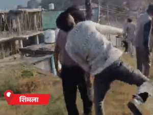 शिमला में 25 मिनट तक पत्थरबाजी VIDEO:हाथ में चोट लगा, खून निकला, उसी से मां भद्रकाली का तिलक