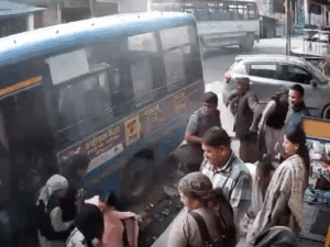 शिमला में HRTC बस में लगी आग, VIDEO:सवारियों में मची अफरा-तफरी, जान बचाकर बाहर भागे; 20 से ज्यादा यात्री सवार थे