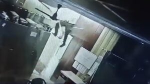 चोर ने एंग्री यंग मैन की तरह फिल्मी अंदाज में मारी एंट्री, छत फाड़कर ऐसे कूदा, वीडियो देख चौंक जाएंगे​on October 16, 2025 at 3:30 am