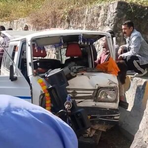हिमाचल में वैन दुर्घटनाग्रस्त, दंपत्ति की मौत:4 व 6 साल के 2 बच्चे घायल; डंगे से टकराई वैन, पोस्टमार्टम को भेजे शव