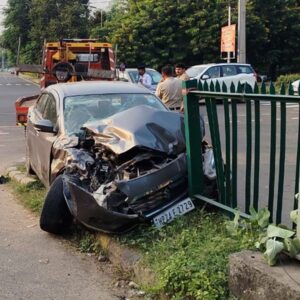 पंचकूला में दो कारों की टक्कर, 3 लोग घायल:देहरादून जा रहा था युवक, गाड़ी बेकाबू होकर डिवाइडर से टकराई