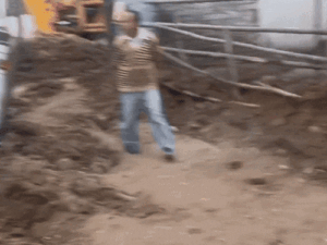 हमीरपुर में सुजानपुर-संधोल मार्ग पर धंसा ट्रक:लंबे-स्थानीय रूट की बसें प्रभावित, छात्र स्कूल नहीं पहुंचे, कर्मचारी भी हुए परेशान