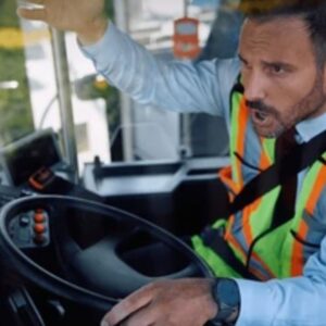 शिमला में बस चालक से मारपीट, विरोध में रूट बंद:रामपुर-खोलीघाट रूट पर गाड़ी को पास न देने पर विवाद, कुल्हाड़ी से मारने की धमकी