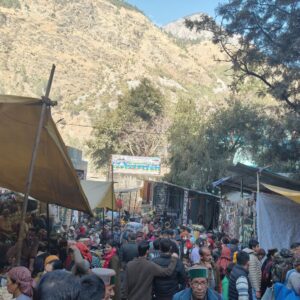 शिमला में लवी मेले में बिजली कटी, व्यापारी नहीं हटे:क्रिसमस पर उमड़ी भीड़, 5 किमी जाम, प्रशासन पर लापरवाही का आरोप