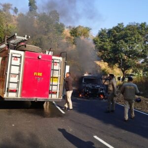 कांगड़ा में टैक्सी बनी आग गोला:बच्चा समेत 9 यात्रियों ने कूद कर बचाई जान, मुंबई से मां ज्वालामुखी के दर्शन करने गए थे