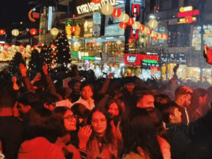 व्हाइट क्रिसमस नहीं, फिर भी जश्न फुल:शिमला में टूरिस्टों की भीड़, मनाली में DJ पार्टी, 24 घंटे खुले रहेंगे होटल-ढाबे, देखें PHOTOS