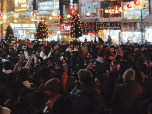 क्रिसमस पर मनाली पहुंचे 5 हजार टूरिस्ट:डीजे की धुनों पर किया डांस, सड़कों पर ट्रैफिक जाम, रोहतांग और शिंकुला दर्रा भी खोला