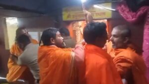 जहां हुआ हनुमान का जन्म, उस मंदिर में दो संतों के बीच हाथापाई, तनाव के बीच पुलिस ने किया हस्तक्षेप​on December 24, 2025 at 12:40 pm