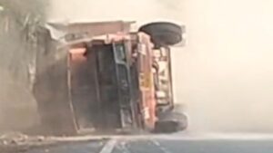 नशेड़ी ड्राइवर का तांडव, लहराता हुआ बीच सड़क पर ही पलट दिया भारी-भरकम ट्रक; खौफनाक है VIDEO​on December 23, 2025 at 2:06 pm