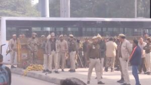 दिल्ली में बांग्लादेश हाई कमीशन के बाहर प्रदर्शन, हिंदू युवक की हत्या का विरोध​on December 23, 2025 at 6:20 am