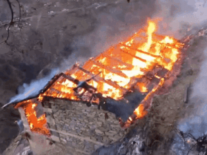 भरमौर में भीषण अग्निकांड:तीन मंजिला मकान जला, 4 गोशालाएं भी जलीं; शॉर्ट सर्किट से भड़की आग