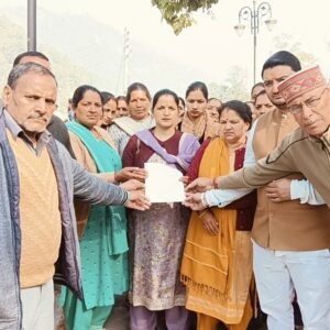 राज्यपाल से युवती की मौत की जांच की मांग:मंडी के प्रतिनिधिमंडल ने की मुलाकात, ग्रामीणों ने लगाया हत्या का आरोप, आंदोलन की चेतावनी