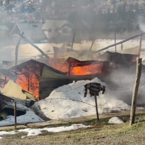 मनाली में आग से लाखों का सामान खाक:5 खोखे में बना रखा था कबाड़ का गोदाम, रहते थे पांच परिवार, जनहानि नहीं