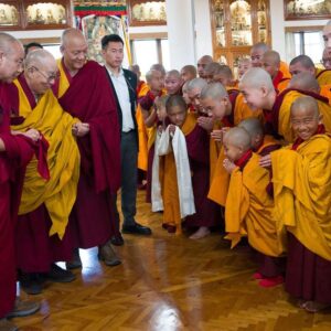 दलाई लामा ने नवदीक्षित भिक्षुओं को बुद्ध प्रतिमा भेंट की:धर्मशाला के मैक्लोडगंज में दीक्षा समारोह का समापन, दिया आशीर्वाद