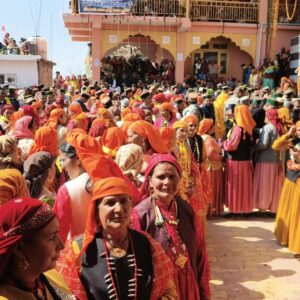 रामपुर में देव संस्कृति का अद्भुत संगम:ढोल-नगाड़ों के बीच देव मिलन, प्राण प्रतिष्ठा समारोह में उमड़ी श्रद्धालुओं की भीड़