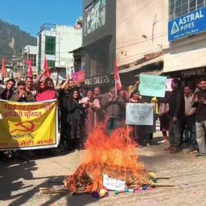 मंडी में एम्बुलेंस कर्मचारियों ने फूंका सरकार का पुतला:शव यात्रा निकालते हुए पहुंचे चौहट्टा बाजार, न्यूनतम वेतन की मांग, आंदोलन की दी चेतावनी