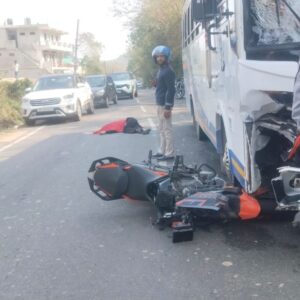 कांगड़ा में सड़क हादसे में युवक की मौत:युवती घायल; टूरिस्ट बस और बाइक में हुई टक्कर, दोनों की पहचान नहीं