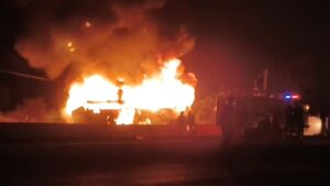 बिजली की तार से बस में लगी भयानक आग, बाल-बाल बच गई 30 यात्रियों की जान, देखें Video​on February 6, 2026 at 4:46 am